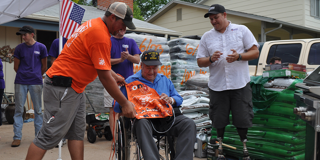 Team Depot volunteer gives veteran a custom Home Depot apron