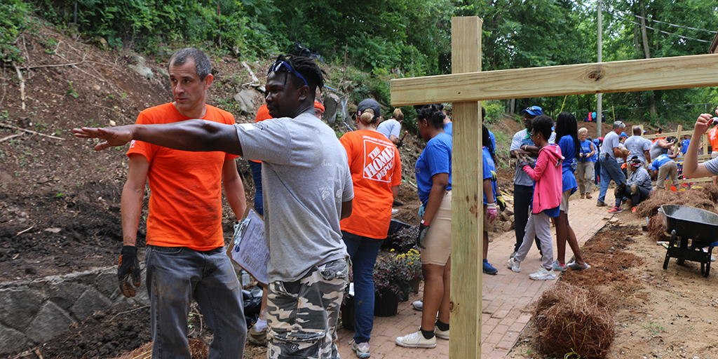 Volunteers from The Mission Continues and Team Depot